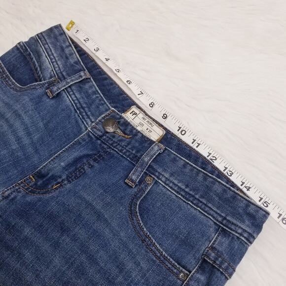 Free People Mid rise Ripped Knee Frayed Hem Crop - Picture 2 of 8